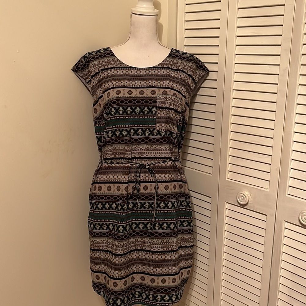 MERONA Black and Grey Shift Mini Dress with Detachable Belt.  Size Medium